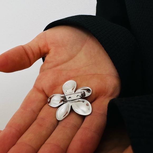 Flower Metal Brooch Silver Color Waterproof Plated - Picture 6 of 6